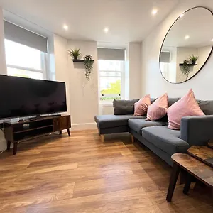 Apartment Lovely Apartment, One Minute From And Town., Bournemouth