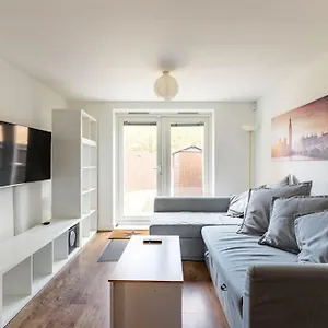 Apartment Urban Oasis: Modern 2-bedroom With Entertainment & Parking, Bournemouth